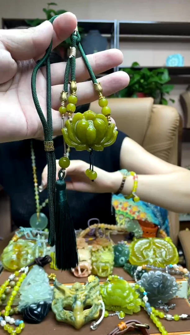 未镶嵌岫玉吊坠多样性发货发其中之一