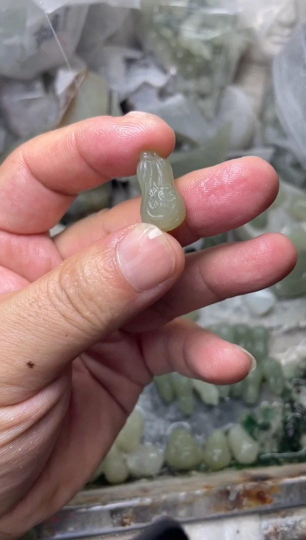 和田玉未镶嵌颈饰.