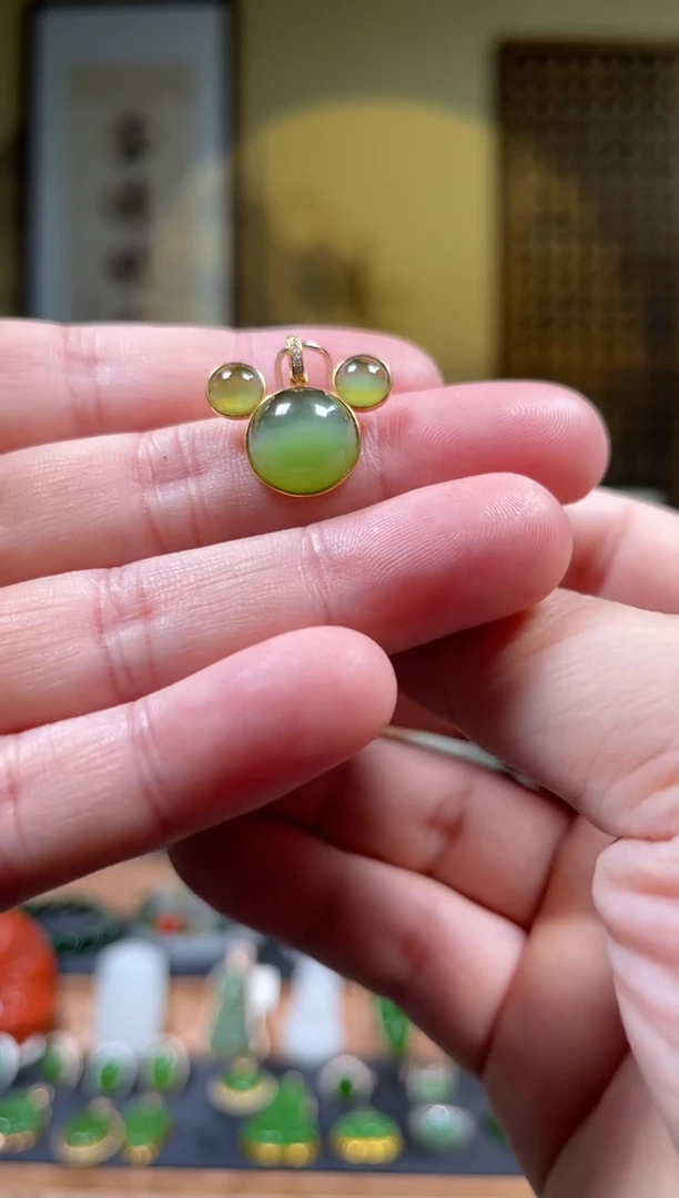 颈饰18K金镶嵌和田玉金猫米老鼠孤品吊坠