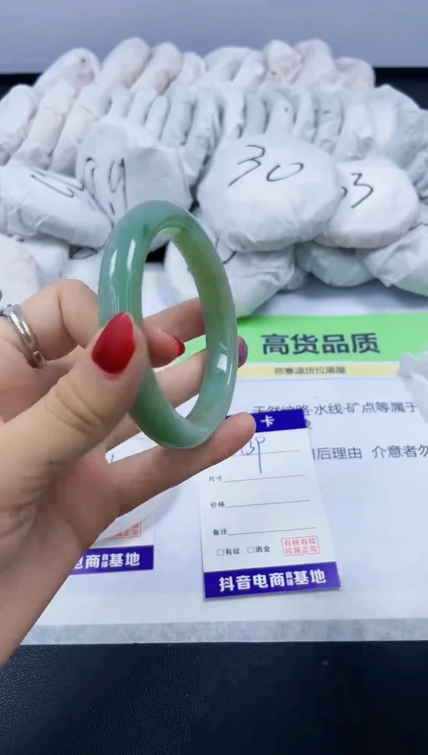 【闪购商品】石英质玉手镯未镶嵌139/60