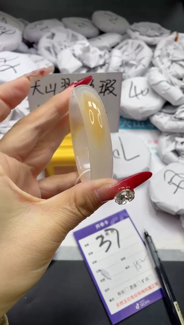 【闪购商品】石英质玉手镯未镶嵌37