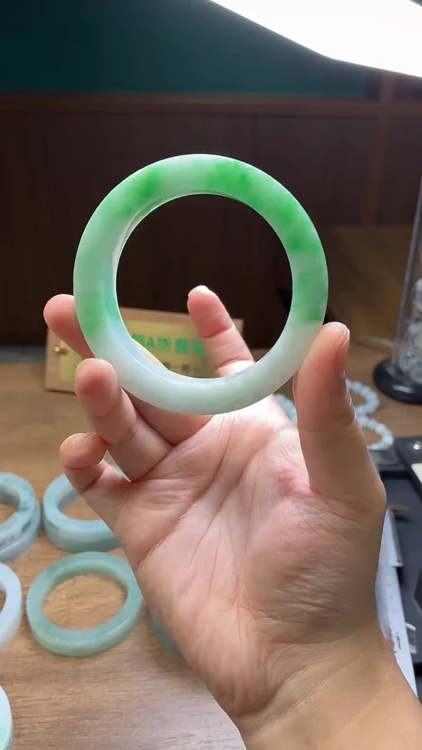 未镶嵌手镯定制翡翠最****天定制