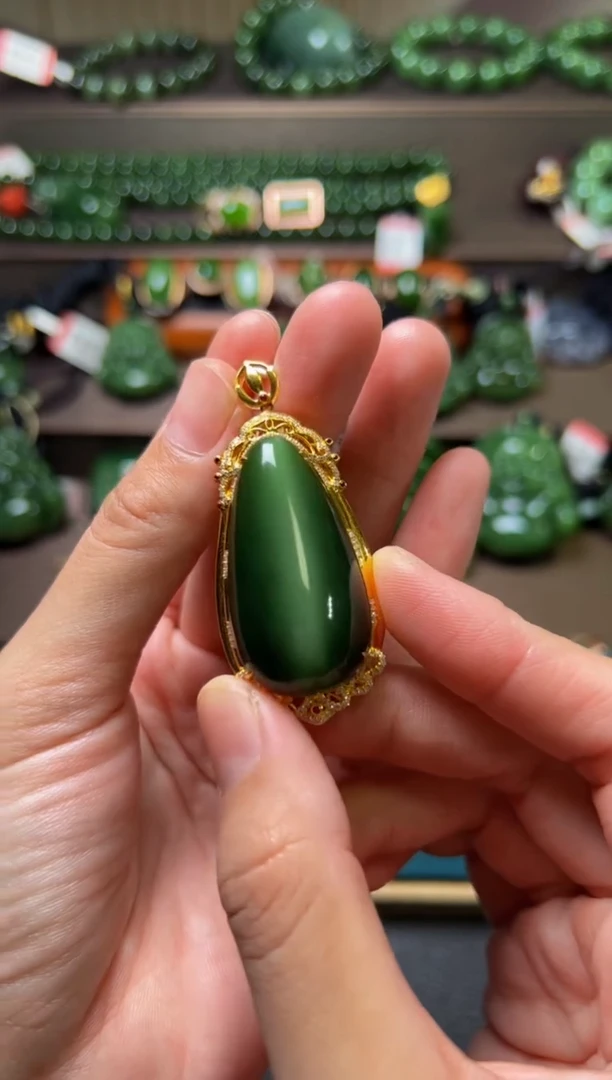 颈饰18K金镶嵌和田玉碧玉