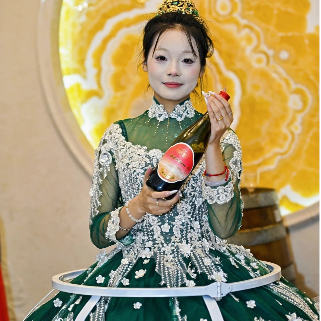美女移动香槟酒桌