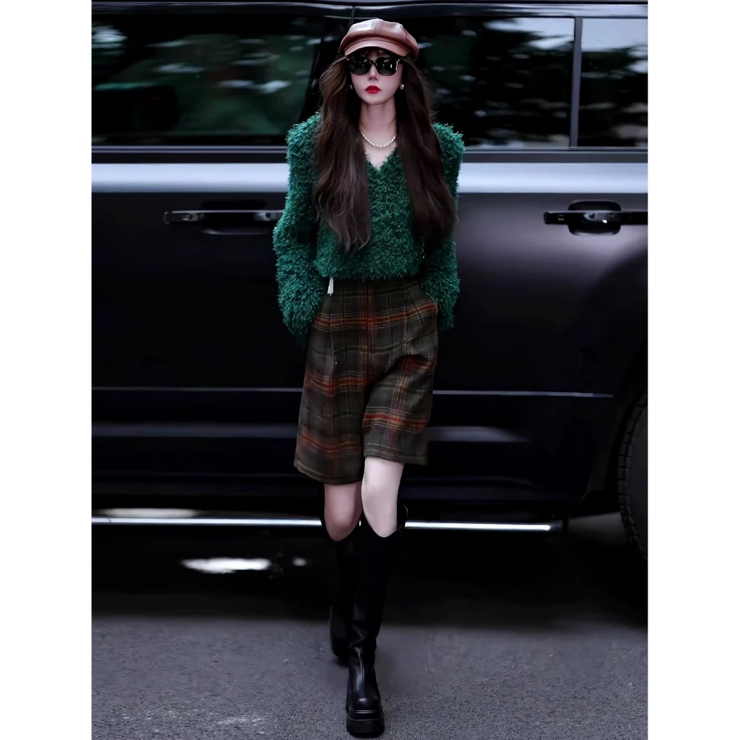 复古慵懒风轻奢减龄V领套头毛衣秋冬新款高腰格纹短款两件套装女