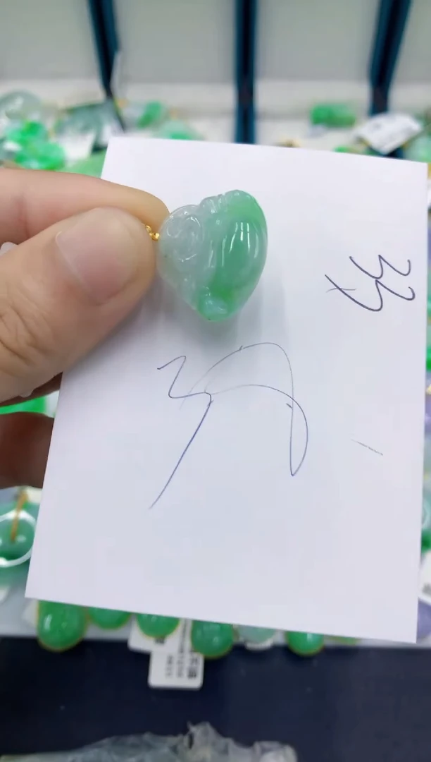 翡翠挂件未镶嵌翡翠