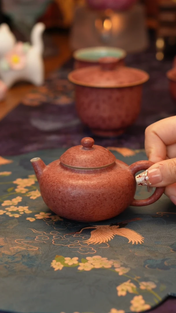 【闪购商品】红色结晶釉壶·····