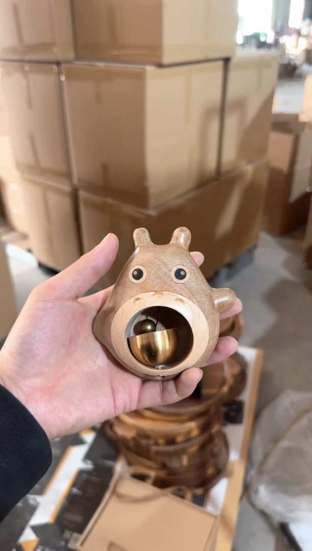 木创意龙猫铃铛摆件