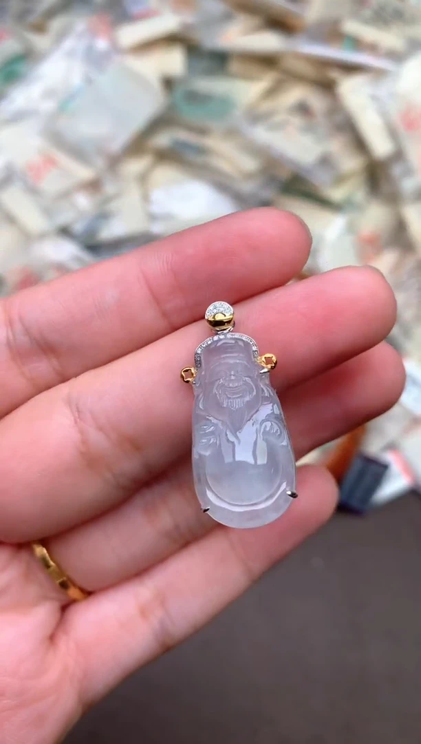 18K金镶嵌挂件翡翠 —