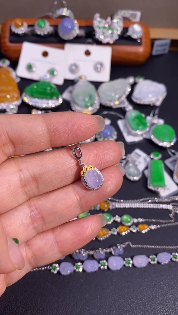 【闪购商品】翡翠颈饰18K金镶嵌吊坠