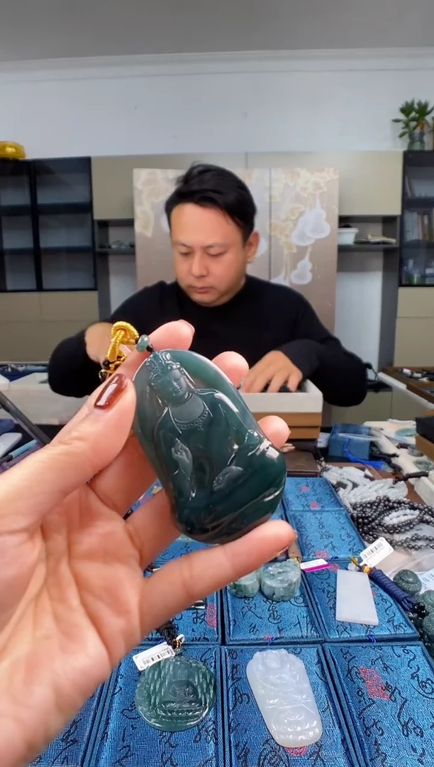 颈饰未镶嵌翡翠  多样性发其一