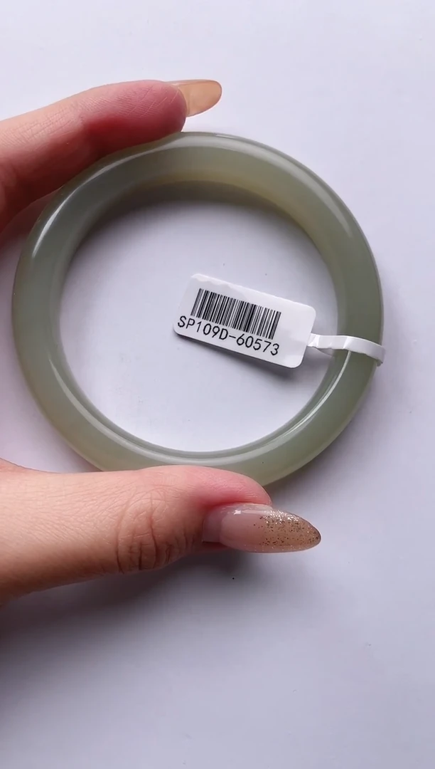 未镶嵌手镯和田玉62+  新疆且末青白