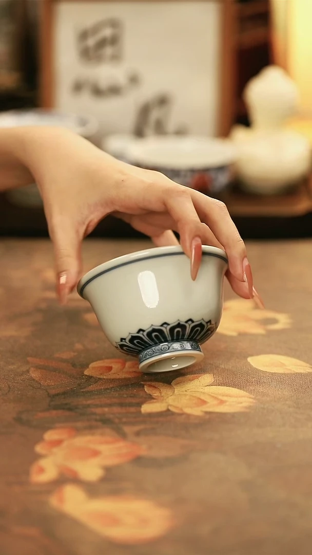 M666/陶瓷留白宝相纹压手杯