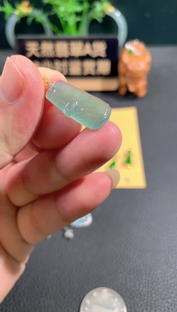 翡翠18K金镶嵌颈饰翡翠