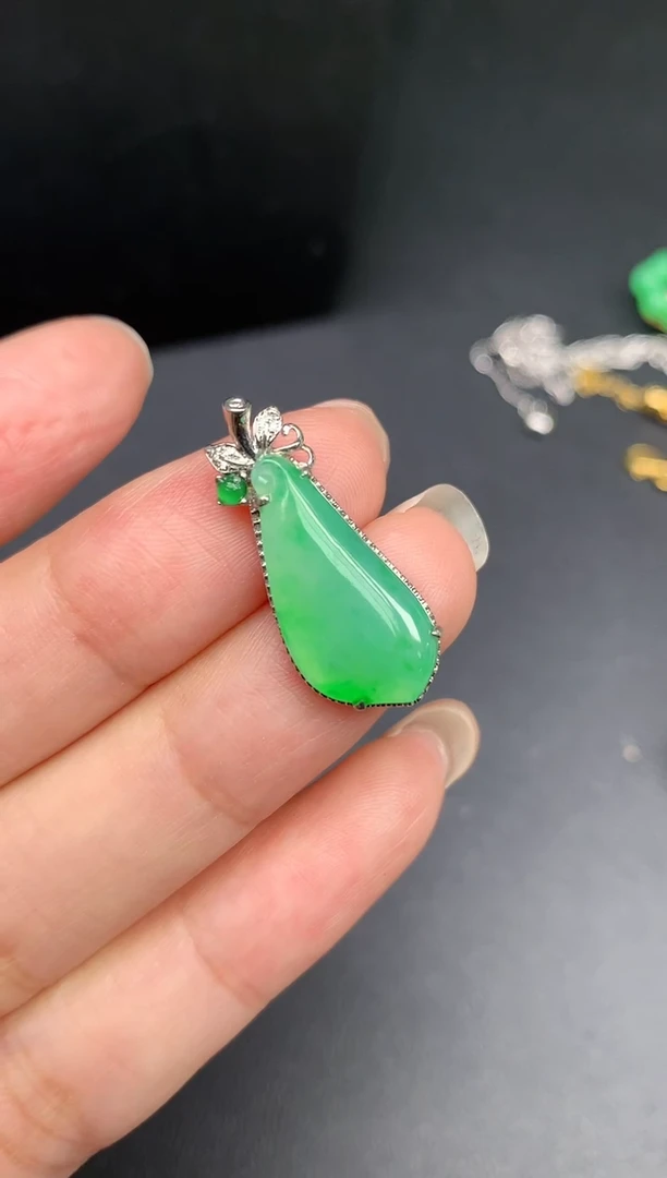 翡翠18K金镶嵌颈饰瓜