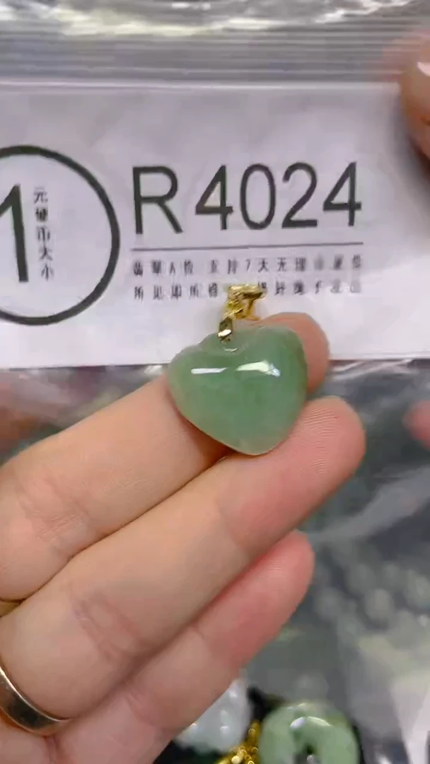 颈饰未镶嵌翡翠/ R /翡翠A货，一件也是批发价