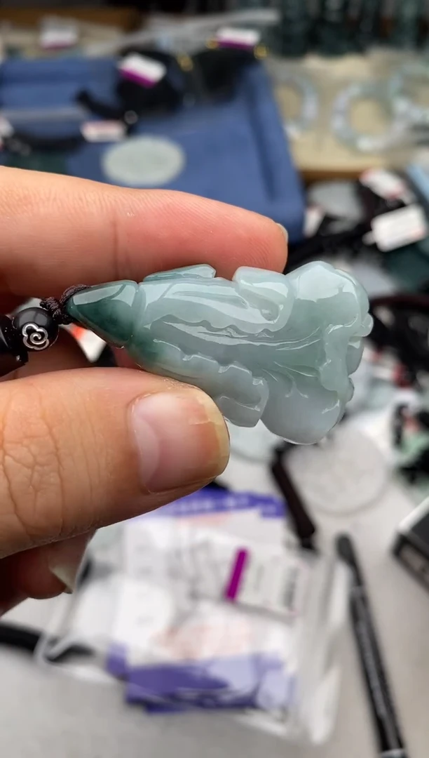 翡翠未镶嵌颈饰多样性发其一