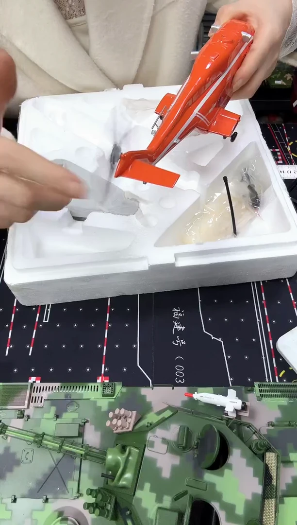 AC313红色直升机飞模型