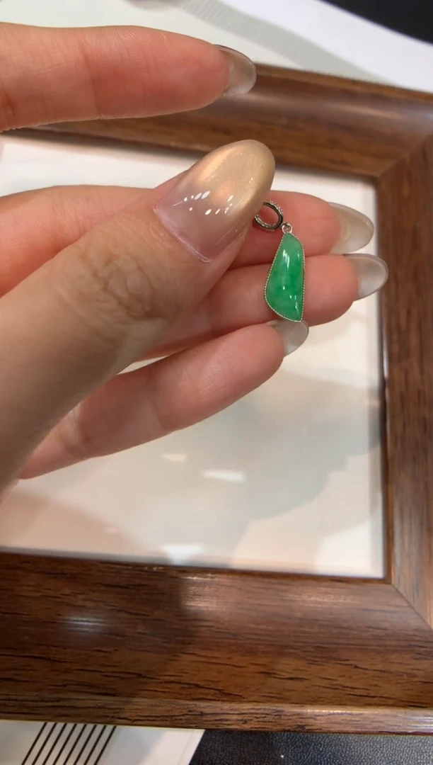 颈饰18K金镶嵌翡翠随形