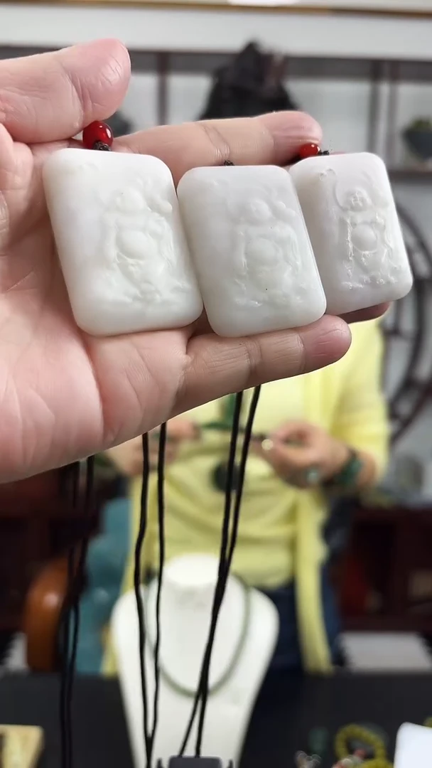 未镶嵌岫玉颈饰1