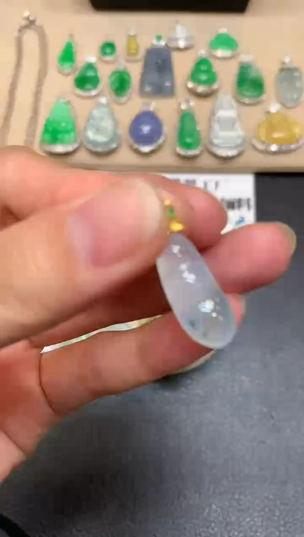 颈饰18K金镶嵌翡翠福豆【无服务费