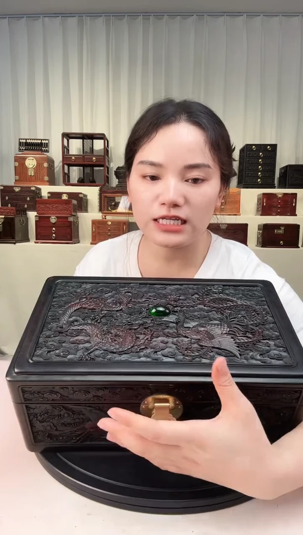 紫檀木类端景台精雕龙盒