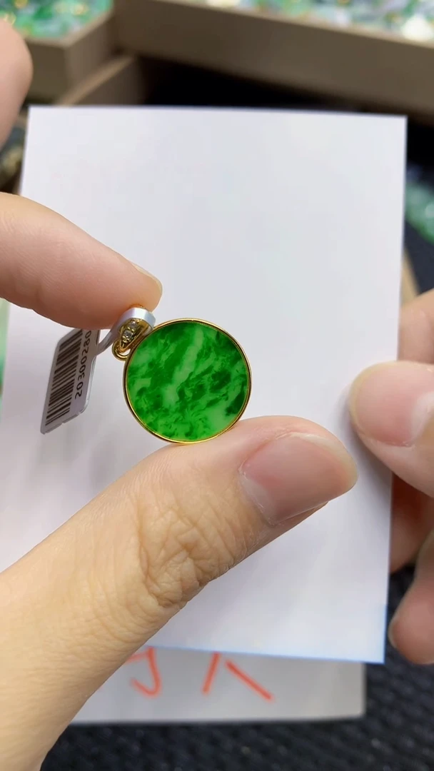 翡翠未镶嵌颈饰             1