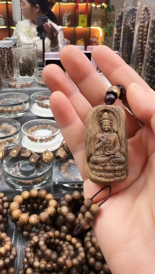 沉香吊坠棋楠雕刻牌（观音）