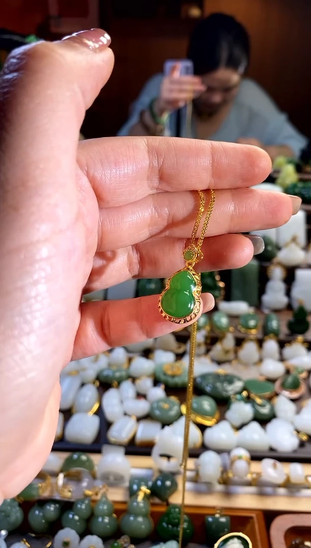 和田玉银S925镶嵌吊坠(赠链).