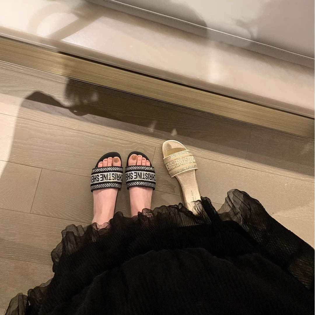 网红超火平底一字拖鞋女夏外穿2025新款软底水钻时尚休闲沙滩凉拖