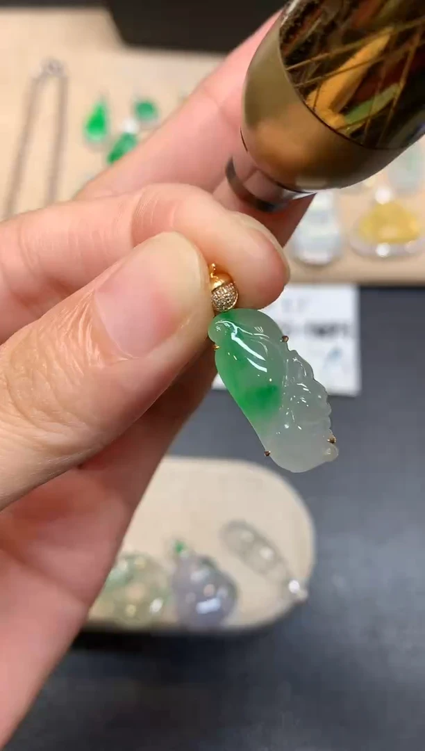 颈饰18K金镶嵌翡翠松鼠【无服务费