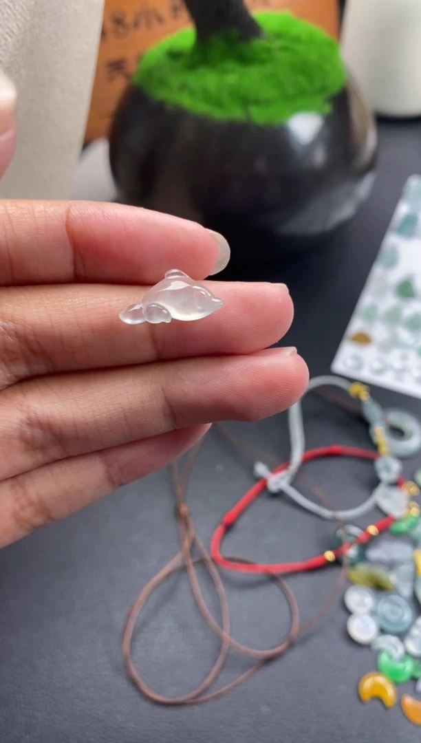 颈饰未镶嵌翡翠冰种裸石