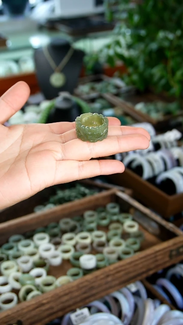 颈饰未镶嵌和田玉俏***乐指环001