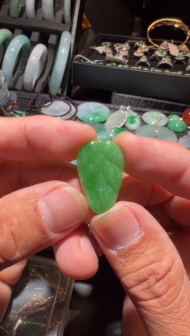 颈饰未镶嵌翡翠翡翠叶子。