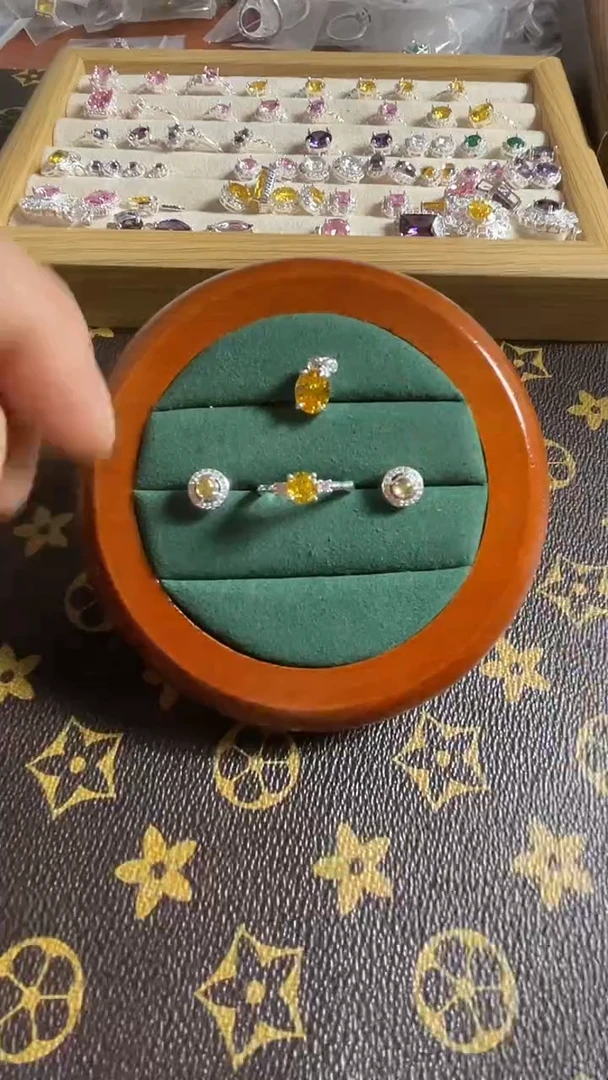 银S925镶嵌合成钻石戒指0.5耳钉0.3  吊坠  1.5一套的 价格