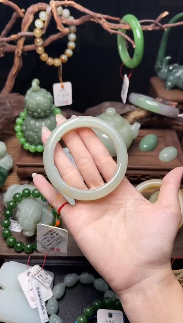和田玉手镯未镶嵌且末青白 58圈9006954
