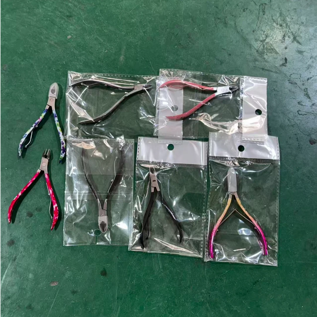 小钳子1个（颜色不挑）