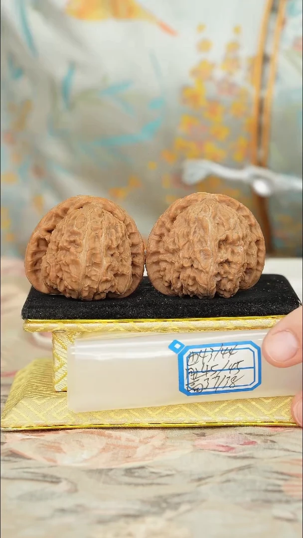 【闪购商品】文玩核桃把件白狮子有修