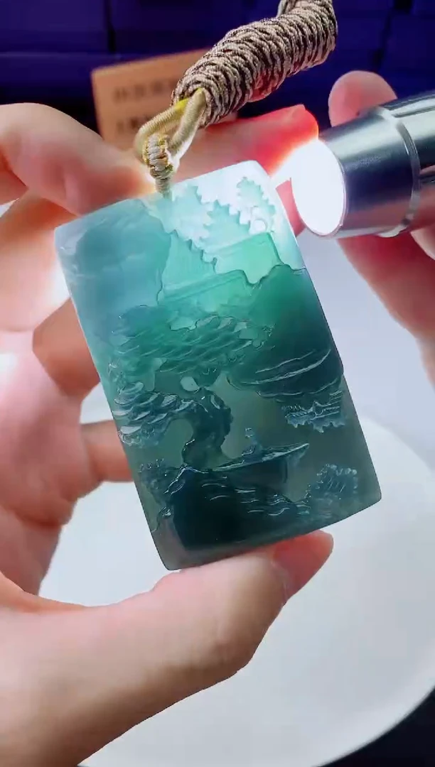翡翠未镶嵌颈饰   `