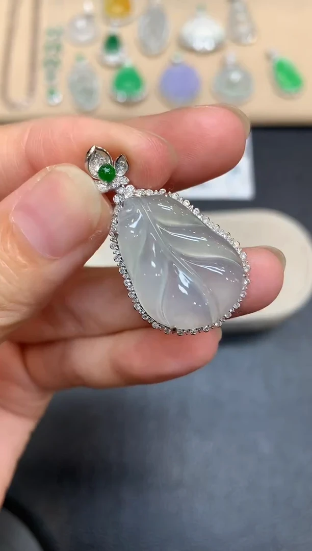 颈饰18K金镶嵌翡翠树叶【无服务费