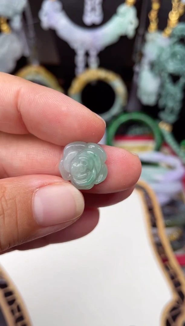 颈饰未镶嵌翡翠戒指1