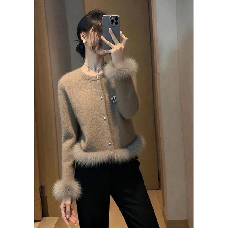 巨好看的毛边拼接上衣秋冬不撞款轻奢高端时髦洋气卡其色毛衣外套