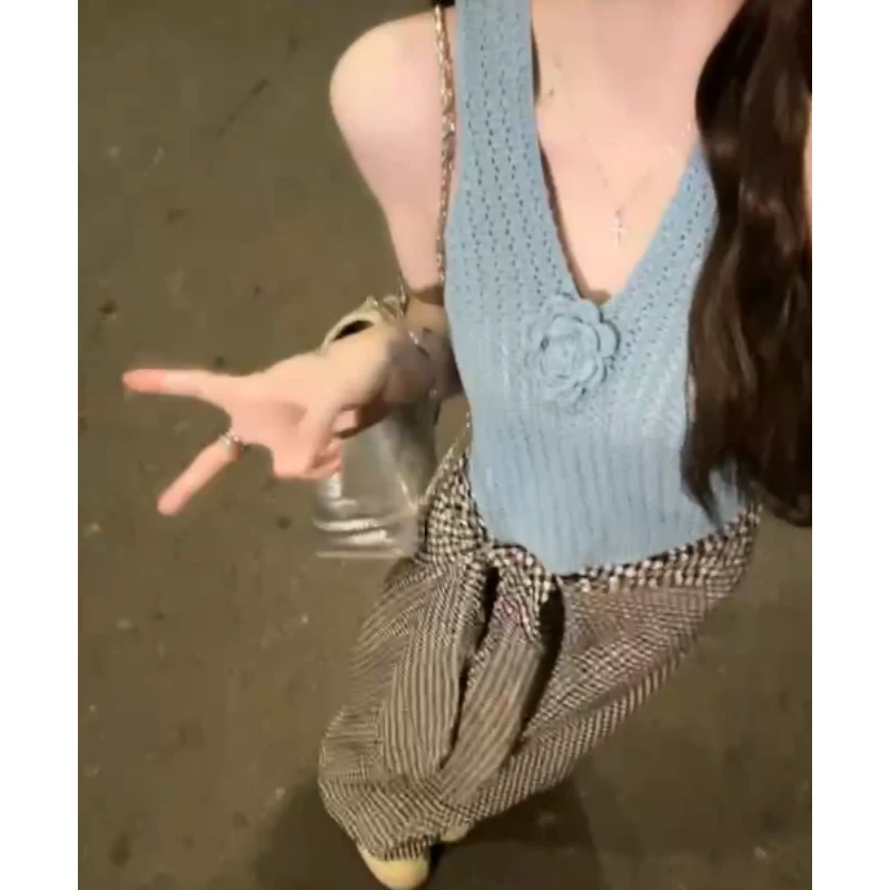 纯色针织V领背心女夏季立体花朵设计无袖吊带上衣+系带格子半身裙