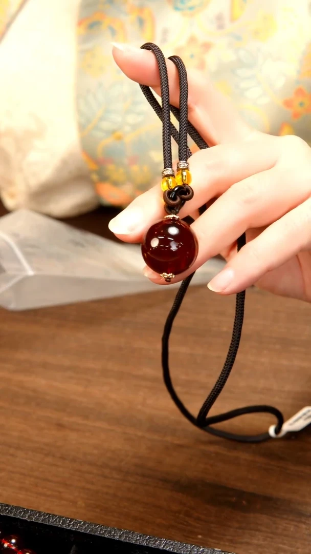 琥珀颈饰未镶嵌血珀吊坠 多样性发其一