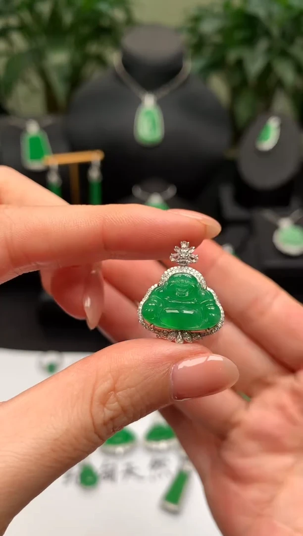 颈饰18K金镶嵌翡翠佛公