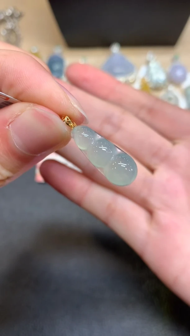 【闪购商品】翡翠颈饰18K金镶嵌福豆【无服务费】