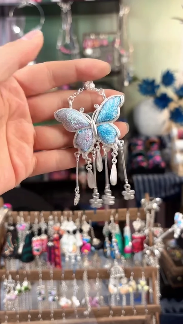 彩云南阁非遗老绣饰品722