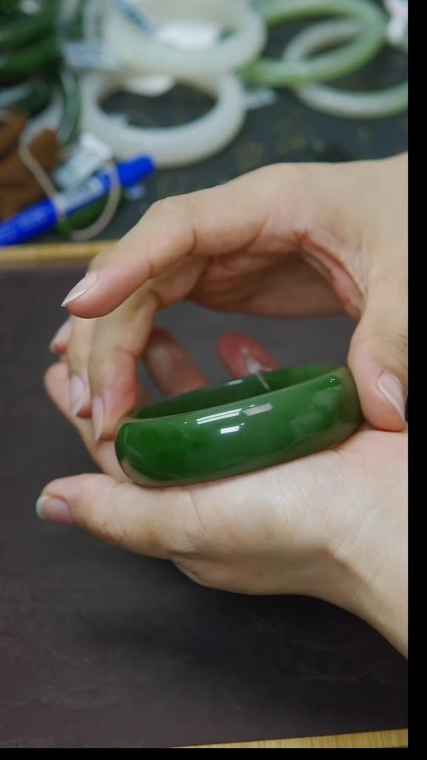 未镶嵌手镯和田玉59圈口 碧玉菠菜绿手镯