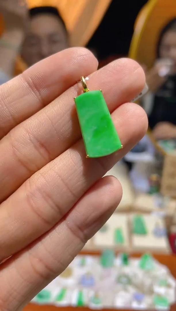 【闪购商品】翡翠颈饰18K金镶嵌假一赔三