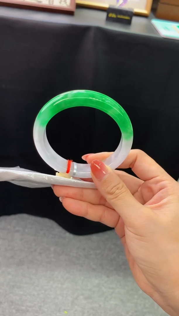 未镶嵌手镯翡翠- 圈口59 全款26万 定金2万